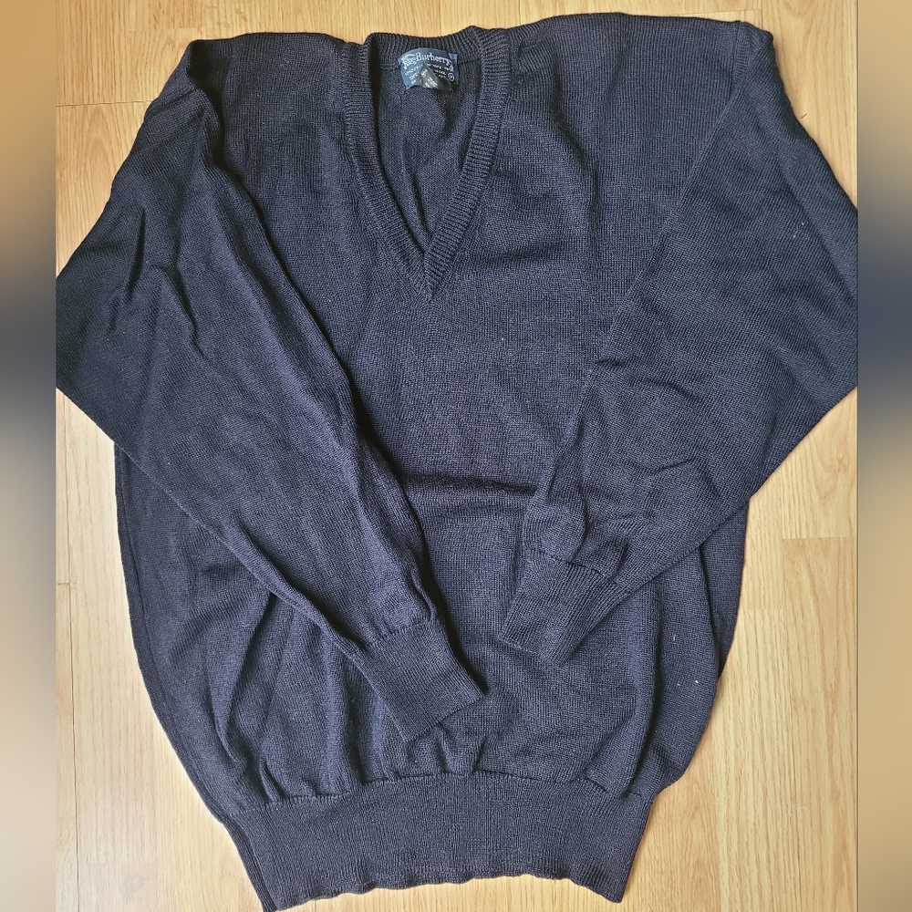 Burberrys 100% merino wool vneck sweater